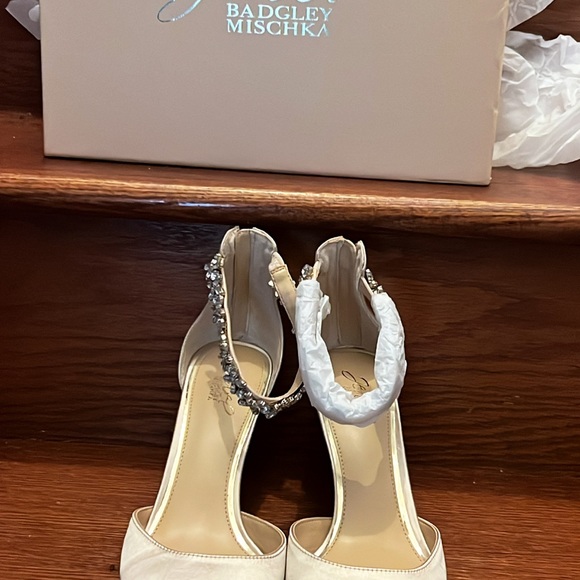 JEWEL BADGLEY MISCHKA Raleigh Pump - Picture 9 of 9